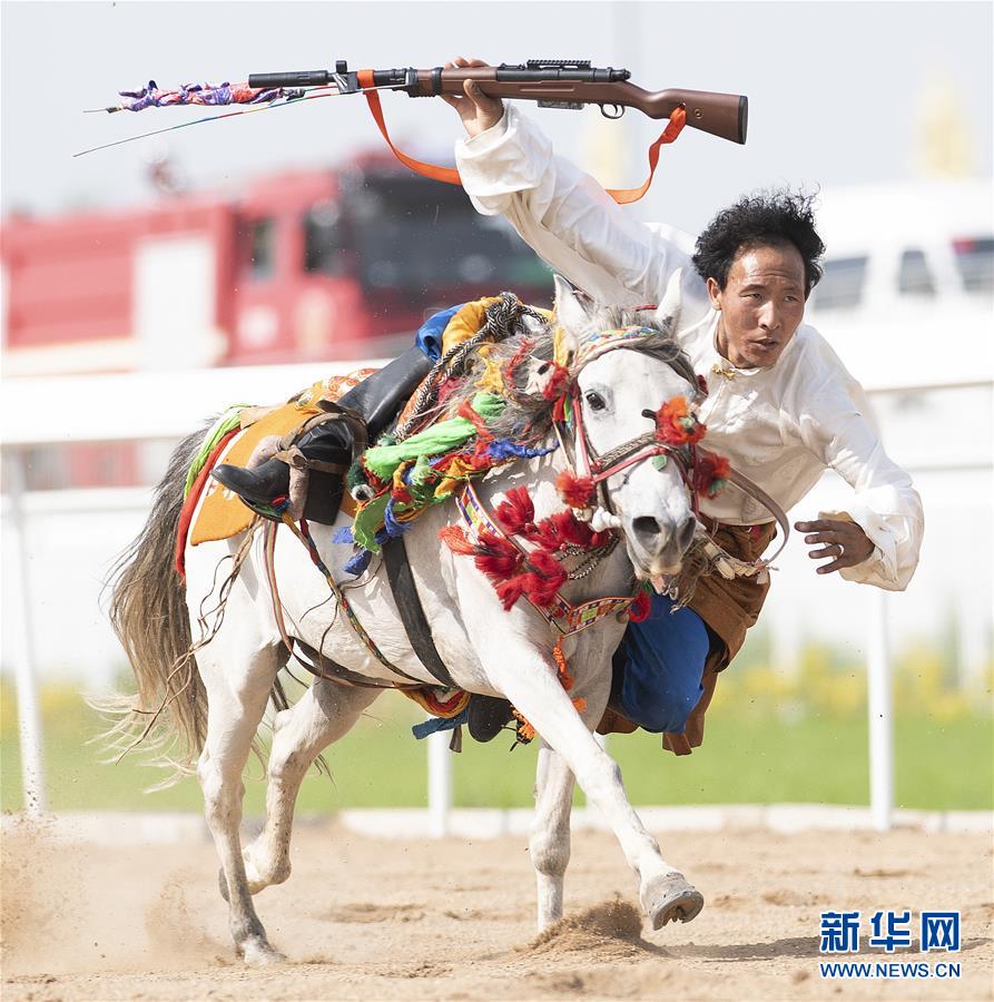 7월 15일 칭하이(靑海)성 대표팀 선수가 말을 타고 총을 쏘는 묘기를 선보이고 있다. [사진 출처: 신화망]