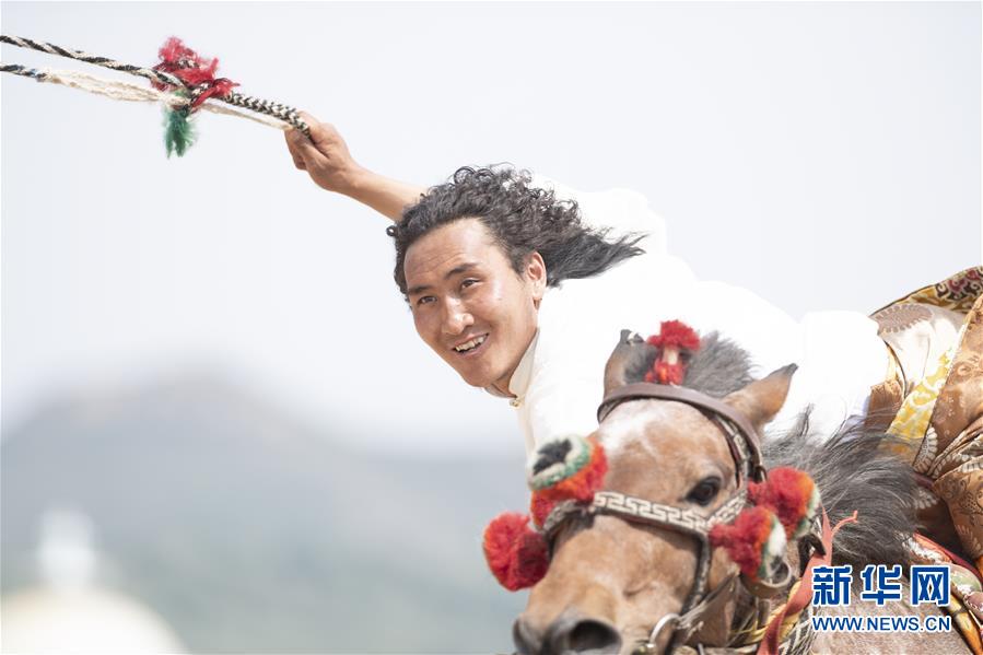 7월 15일 칭하이(靑海)성 대표팀 선수가 말을 타고 돌을 던지는 묘기를 선보이고 있다. [사진 출처: 신화망]