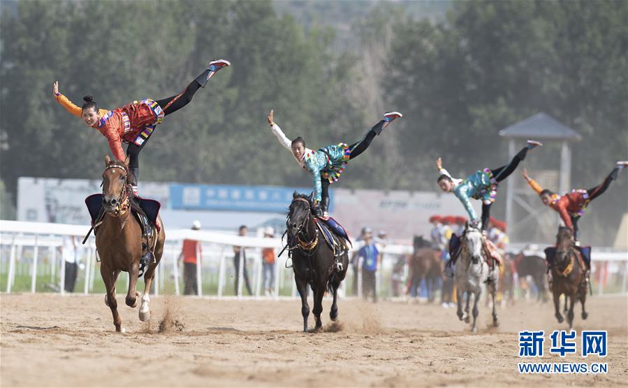 7월 15일 시짱(西藏) 대표팀 선수들이 민족 전통 마술(馬術: 승마 기술)을 선보이고 있다. [사진 출처: 신화망]