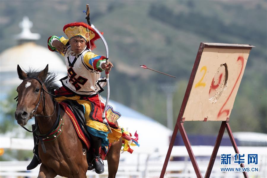 7월 15일 시짱(西藏) 대표팀 선수가 민족 전통 마술(馬術: 승마 기술)을 선보이고 있다. [사진 출처: 신화망]