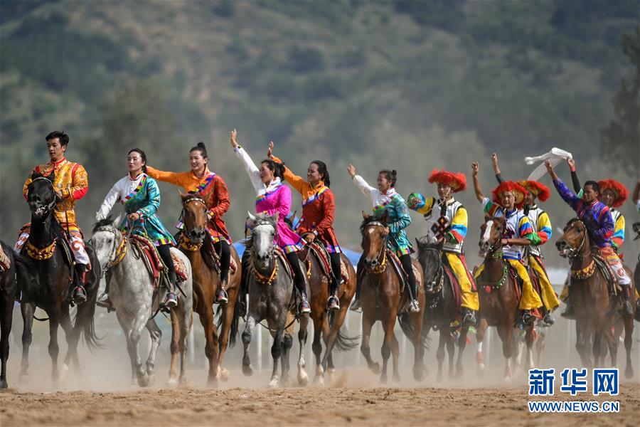 7월 15일 시짱(西藏) 대표팀 기수들이 관중들에게 인사를 하고 있다. [사진 출처: 신화망]