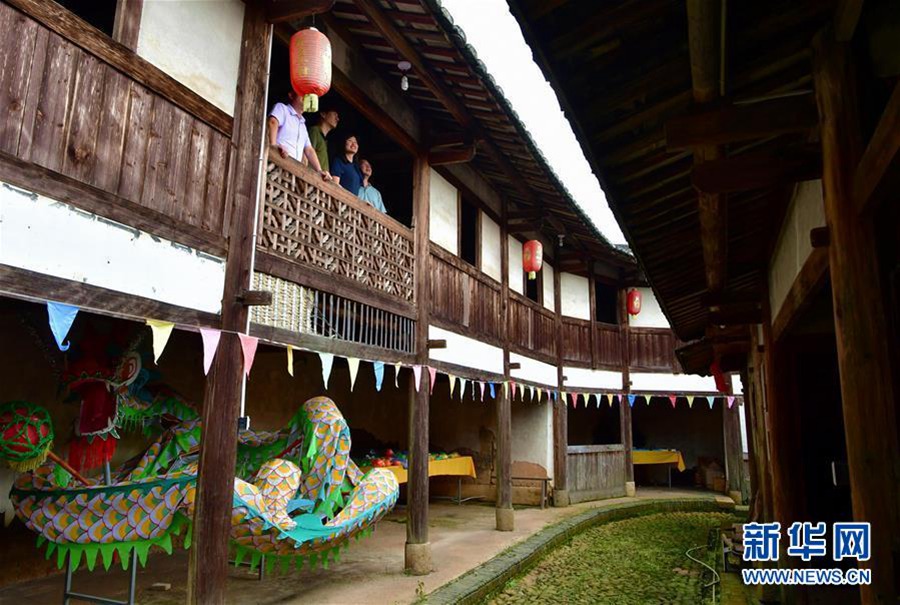 7월 14일 관광객들이 윈성러우투바오(允升樓土堡)를 관람하고 있다. [사진 출처: 신화망]