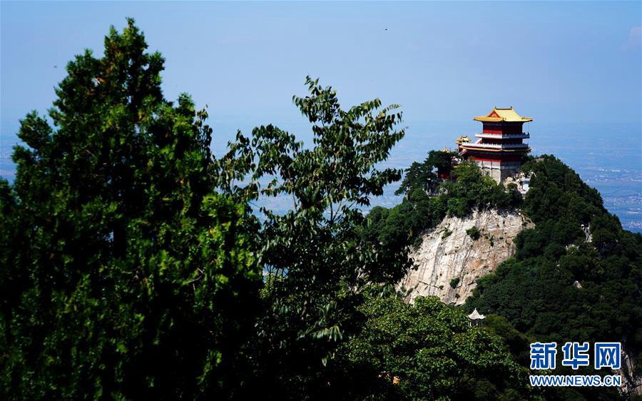 7월  13일 촬영한 시안(西安)시 난우타이(南五臺)산 5개 봉우리 가운데 최고 높이를 자랑하는 링잉타이(靈應臺) [사진 출처: 신화망]