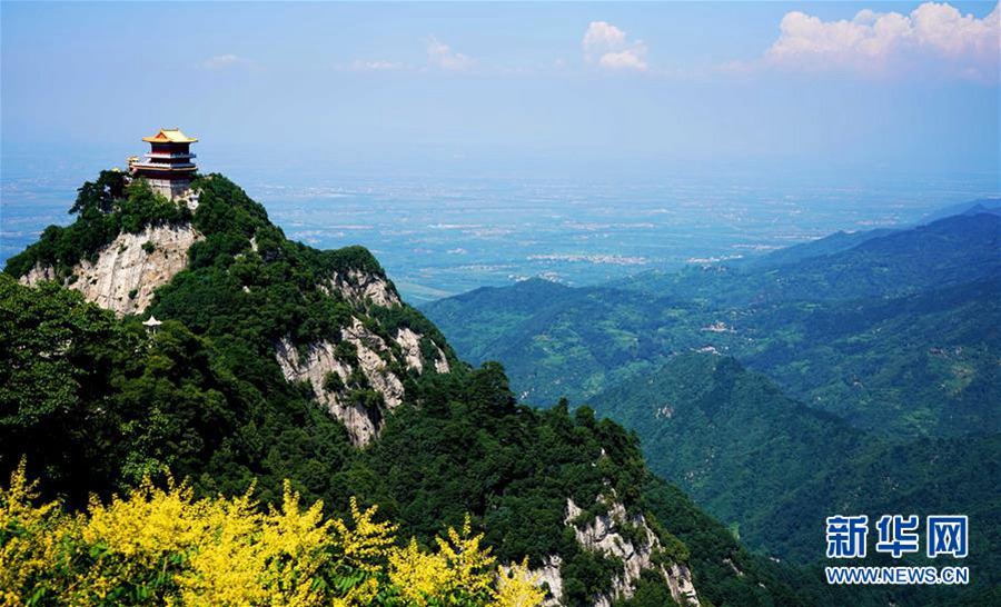 7월  13일 촬영한 시안(西安)시 난우타이(南五臺)산 5개 봉우리 가운데 최고 높이를 자랑하는 링잉타이(靈應臺) [사진 출처: 신화망]