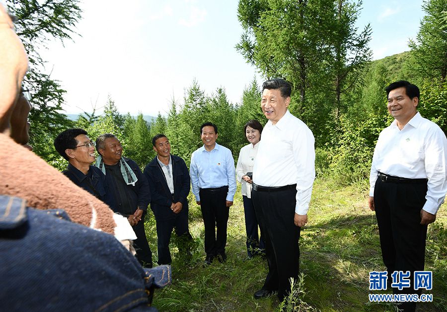 15일 오후, 시진핑(習近平) 주석은 츠펑(赤峰)시 마안산(馬鞍山) 수목원을 찾아 해당 산림원들과 인사를 나누며 이들의 일, 생활, 가정 형편을 알아봤다.
