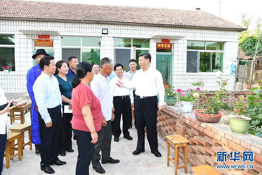15일 오후, 시진핑(習近平) 주석은 츠펑(赤峰)시 마안산(馬鞍山) 현지 마을을 찾아 주민 장궈리(張國利) 집을 방문해 기층간부 대표 좌담회를 가졌다.