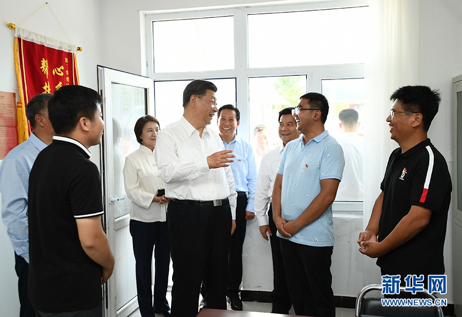 15일 오후, 시진핑(習近平) 주석은 츠펑(赤峰)시 마안산(馬鞍山) 당•민중서비스센터를 찾아 기층 당 건설, 민족 단결 및 현지 진흥사업에 대해 알아봤다.
