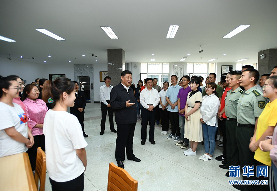16일 오전, 시진핑(習近平) 주석은 네이멍구(內蒙古)대학 도서관에서 학생들을 만나 높은 꿈을 향해 학업에 충실하길 당부했다.