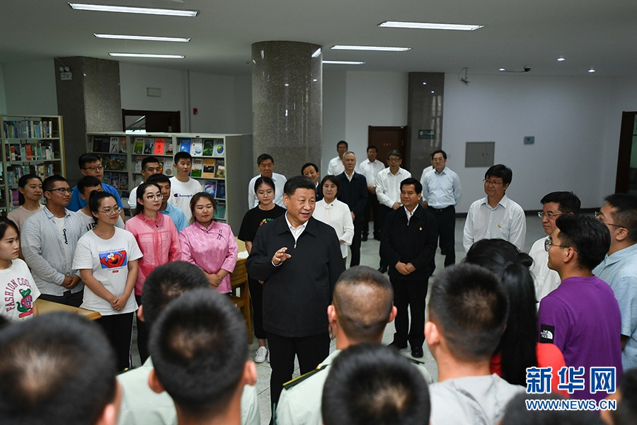 16일, 시진핑(習近平) 주석은 후허하오터(呼和浩特)에 위치한 네이멍구(內蒙古)대학을 방문해 교수 및 학생 대표단과 인사를 나누었다. 
