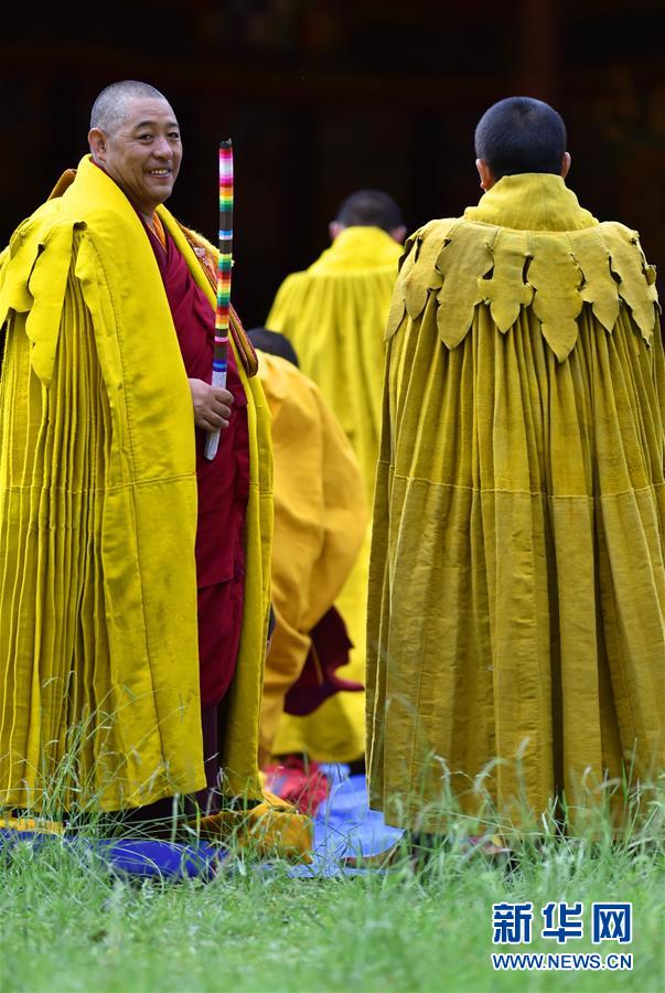 전불 법회에 참석한 스님들의 모습이다. [사진 출처: 신화망]