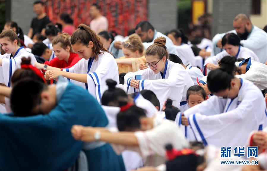 7월 17일 외국 학생들이 중국 전통예절을 배우고 있다. [사진 출처: 신화망]