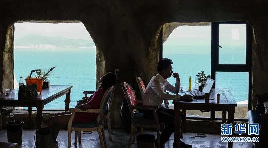 7월 17일, 관광객들이 난지(南麂)섬의 한 절벽 테마 민박집 커피숍에서 휴식을 취하고 있다. [사진 출처: 신화망]