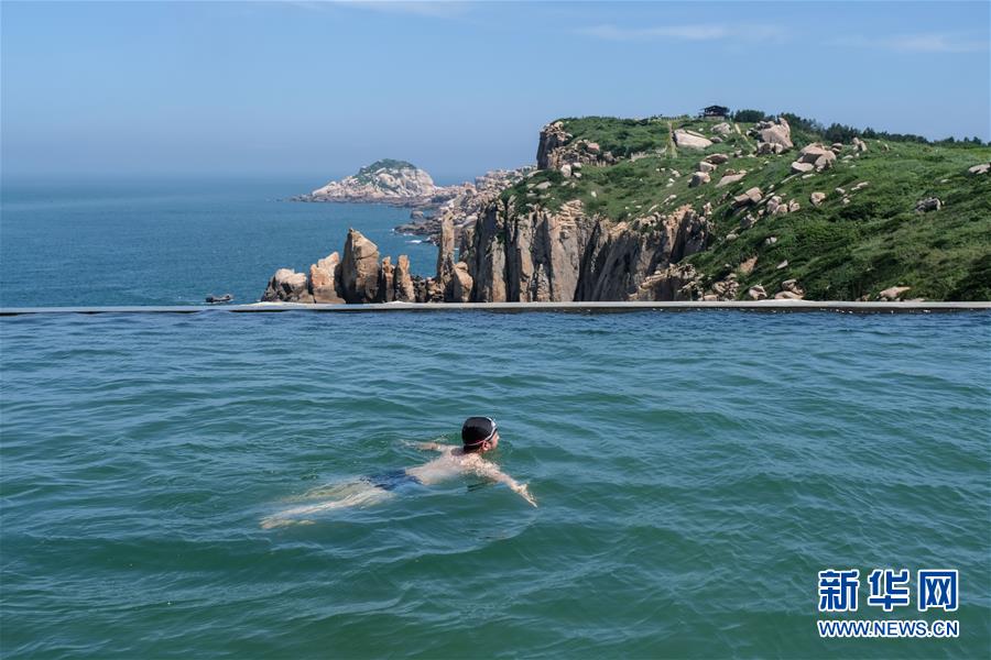 7월 17일, 한 관광객이 난지(南麂)섬의 한 테마 민박집 수영장에서 수영을 하고 있다. [사진 출처: 신화망]