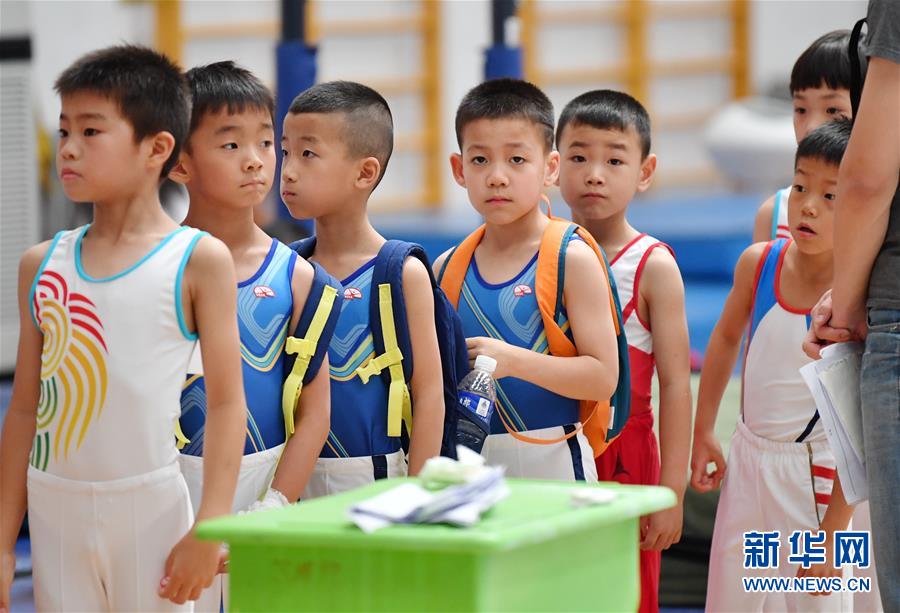 7월 21일, 어린이 선수들이 경기에 참가할 준비를 하고 있다. [사진 출처: 신화망]