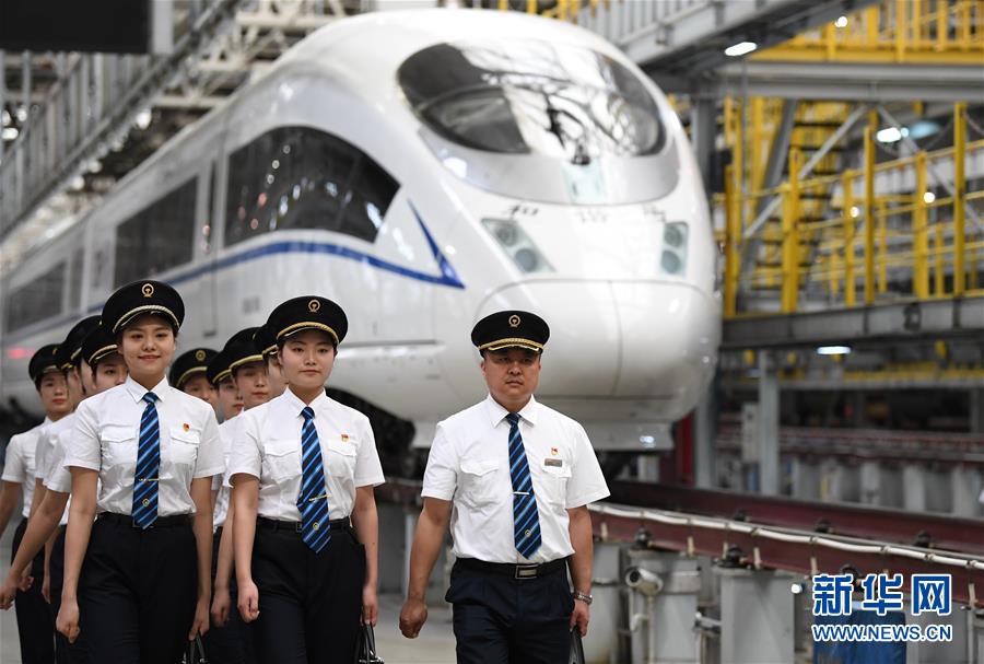 7월 22일 예비 여성 열차 기관사들이 시안(西安) 고속열차 구간에서 모의 훈련을 받고 있다. [사진 출처: 신화망]