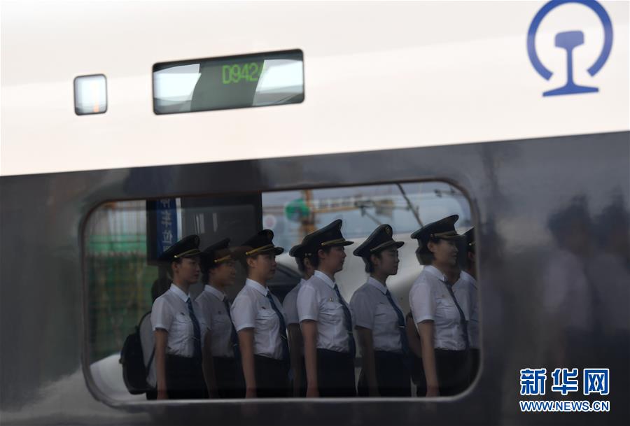 7월 22일 예비 여성 열차 기관사들이 바오지(寶雞)남역에서 출발 준비를 하고 있다. [사진 출처: 신화망]