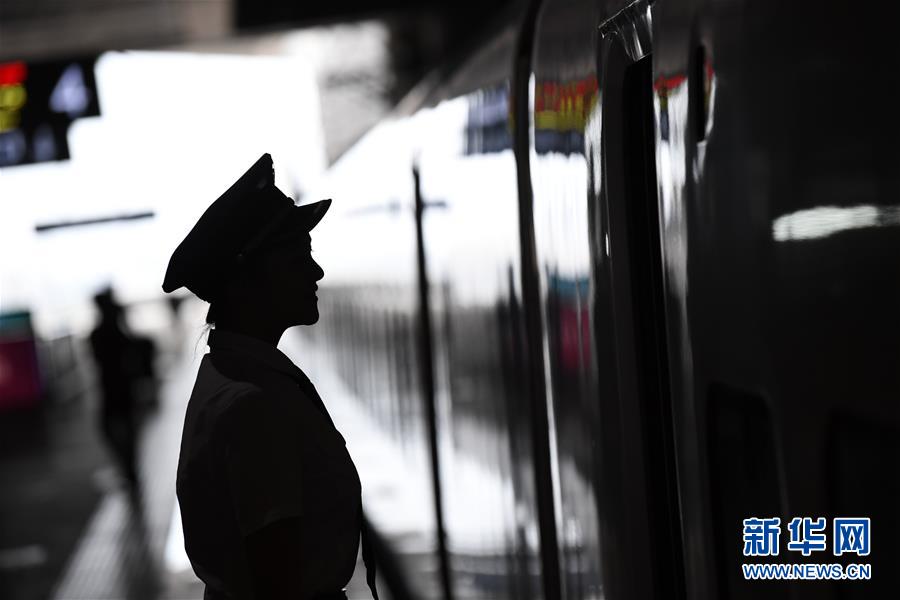 7월 22일 예비 여성 열차 기관사 스신신(石欣鑫)이 D6809 열차에 오를 준비를 하고 있다. [사진 출처: 신화망]
