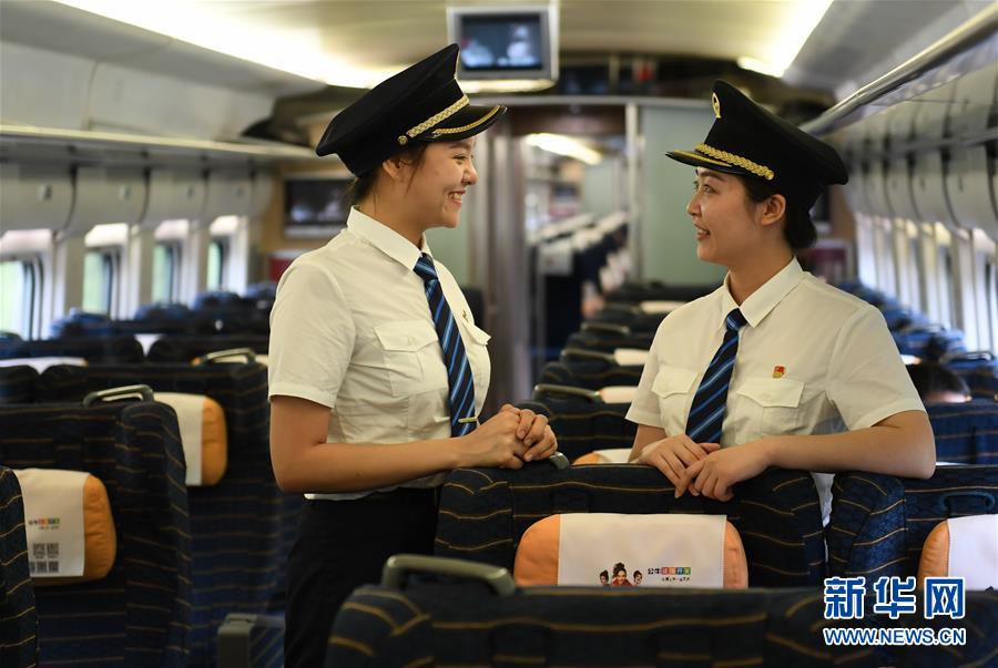 7월 22일 예비 여성 열차 기관사 스신신(石欣鑫•왼쪽)과 창이룽(常藝蓉)이 D6809 고속열차 내에서 교류를 하고 있다. [사진 출처: 신화망]
