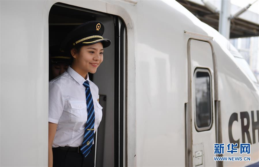 7월 22일 예비 여성 열차 기관사 스신신(石欣鑫)이 바오지(寶雞)남역에서 하차하고 있다. [사진 출처: 신화망]