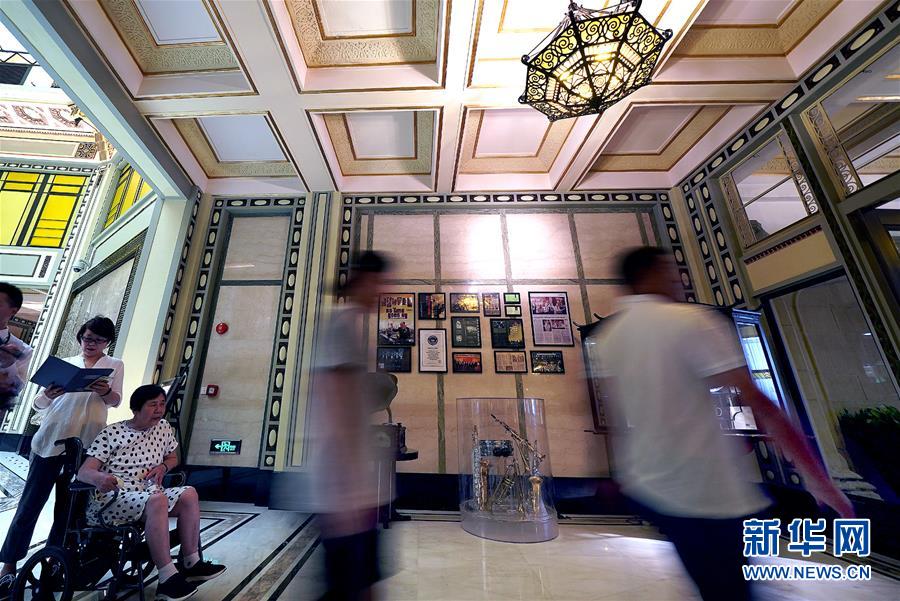 20일 여행객들이 상하이 와이탄(外灘) 화평 호텔의 문화예술 로비를 구경하고 있다. [사진 출처: 신화망]