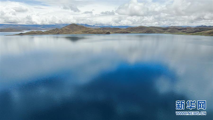 파란 양줘융춰(羊卓雍錯) 호수 [7월 22일 드론 촬영/사진 출처: 신화망]