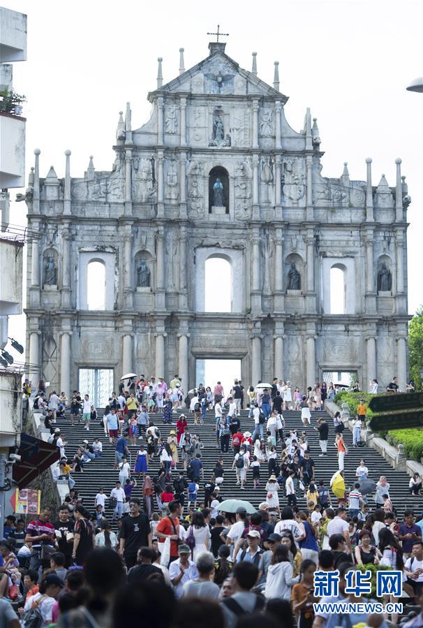 7월 24일 관광객들이 마카오 성 바울 성당의 유적(大三巴牌坊)을 관람하고 있다. [사진 출처: 신화망]