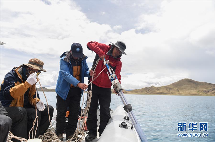 과학탐사대 대원들이 호수 내 퇴적암을 뚫기 위해 드릴을 호수로 넣고 있다. [사진 출처: 신화망]