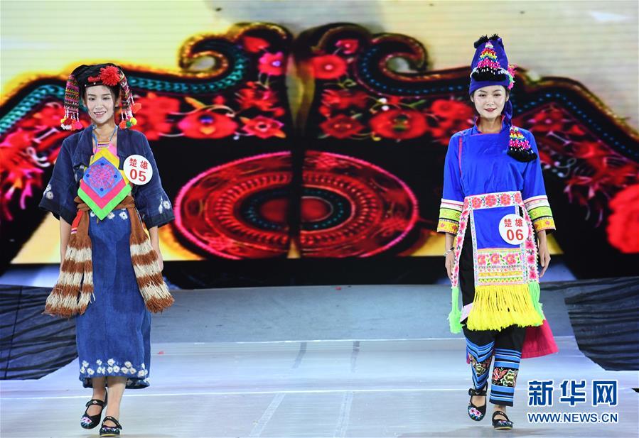 7월 23일 민족의상을 입은 추슝(楚雄) 이족(彜族)자치주 모델들이 런웨이 무대에 올랐다. [사진 출처: 신화망]