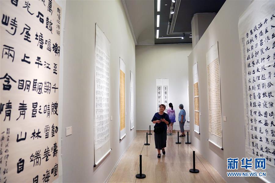 7월 23일 참관객들이 중국미술관에 전시된 서예 작품을 감상하고 있다. [사진 출처: 신화망]