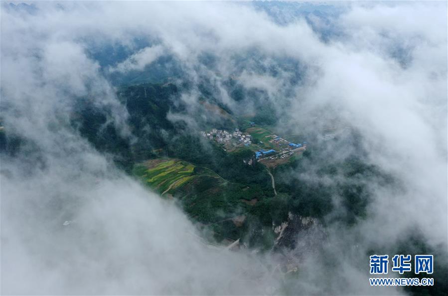 7월 24일 드론으로 촬영한 샤아오(下坳)진 풍경 [사진 출처: 신화망]