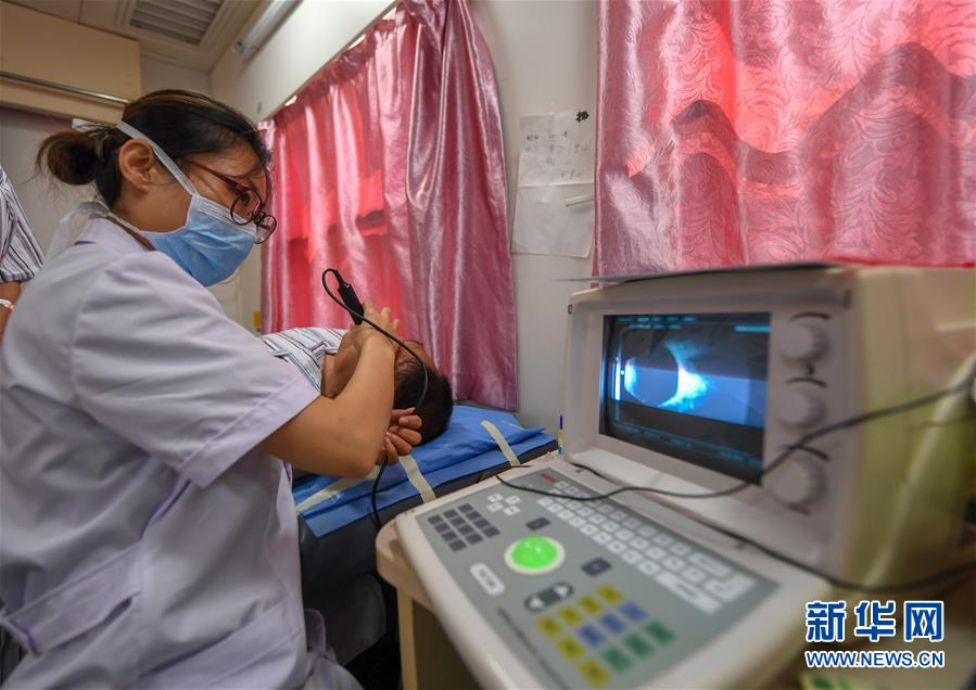24일 지린(吉林)성 쓰핑(四平)시에서 의료진이 ‘건강기차(健康快車•Lifeline Express)’ 환자의 수술 전 검사를 검사하고 있다. [사진 출처: 신화망]