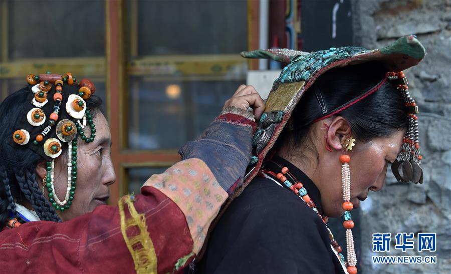 커자(科迦)촌 여성들이 전통의상을 입고 있다. [사진 출처: 신화망]