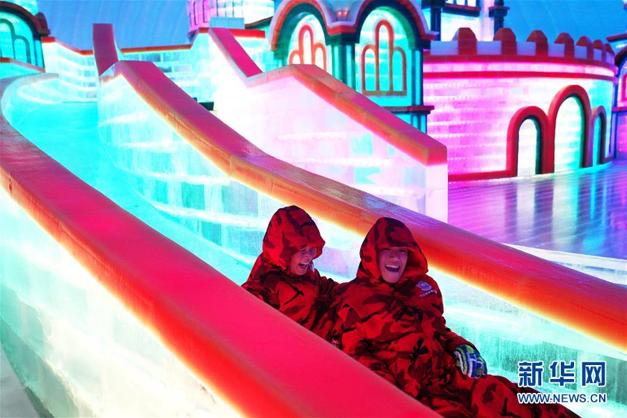 하얼빈(哈爾濱) 빙설대세계 실내빙설테마공원, 관광객들이 얼음 미끄럼틀을 타고 있다. [7월 28일 촬영/사진 출처: 신화망]