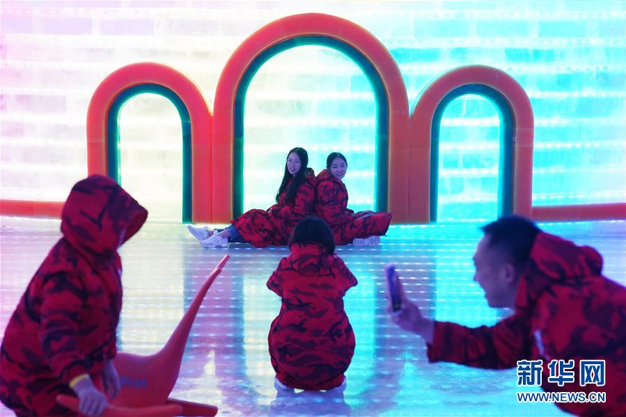하얼빈(哈爾濱) 빙설대세계 실내빙설테마공원, 관광객들이 기념사진을 촬영하고 있다. [7월 28일 촬영/사진 출처: 신화망]