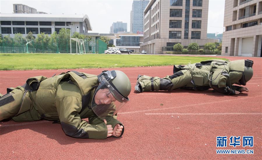 선진칸(沈晉侃) 씨가 방호복을 입고 훈련에 임하고 있다. [7월 26일 촬영/사진 출처: 신화망]