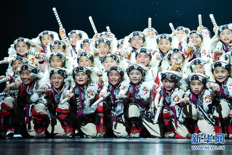 시짱(西藏)자치구 나취(那曲)시 초등학생들이 ‘절알신생(折嘎新生)’ 공연을 펼치고 있다. [사진 출처: 신화망]