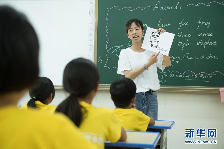 7월 31일 주지(諸暨)시 시후(西湖)초등학교, 자원봉사자가 영어 수업을 진행하고 있다. [사진 출처: 신화망]