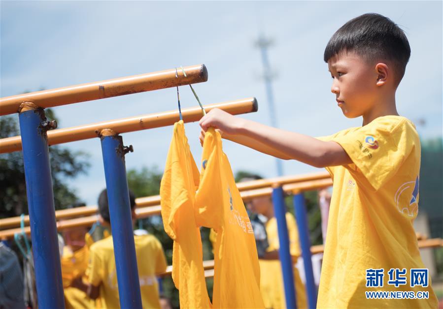 7월 31일 주지(諸暨)시 시후(西湖)초등학교, 하계캠프에 참가한 아이들이 자신이 직접 손빨래한 옷을 널고 있다. [사진 출처: 신화망]