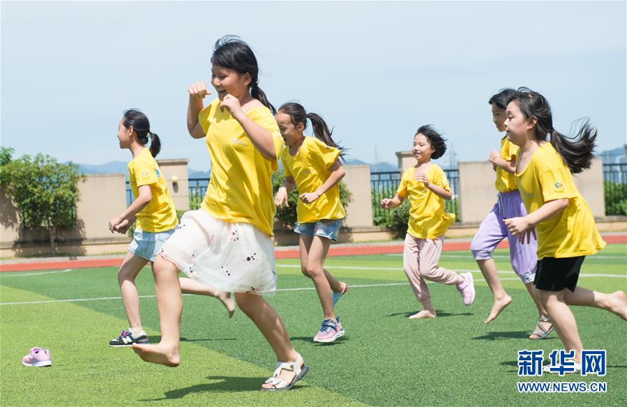 7월 31일 주지(諸暨)시 시후(西湖)초등학교, 아이들이 운동장에서 게임을 하고 있다. [사진 출처: 신화망]