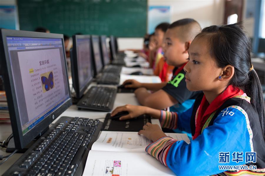 시솽반나(西雙版納) 초등학생들이 컴퓨터 수업을 받고 있다. [6월 11일 촬영/사진 출처: 신화망]