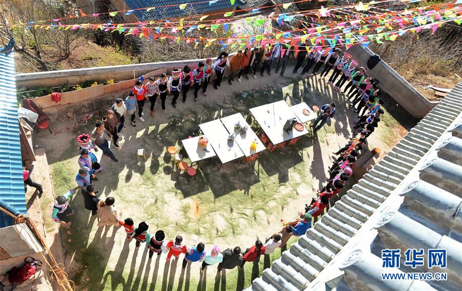 야오안(姚安)현 마쓰허(馬嘶河)강 일대의 이족(彛族) 사람들이 현지 이족 가족의 이사를 축하하는 모습 [1월 14일 촬영/사진 출처: 신화망]