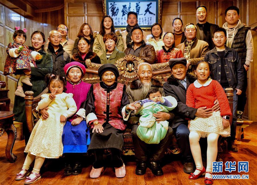 예더샹(葉德祥) 노인의 가족사진 (2018년 2월 9일 촬영) 예더샹 씨는 “우리 가족은 4대(20명)가 모여 있다. 4개 민족이 대가족을 이뤄 화목하게 살고 있다”라고 말했다. [사진 출처: 신화망]
