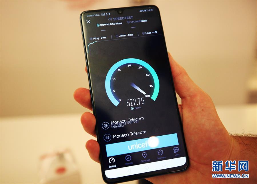 7월 23일 모나코 텔레콤 영업소, 통신사 직원이 화웨이 스마트폰 Mate 20X로 5G 네트워크 속도를 선보이고 있다. [사진 출처: 신화망]