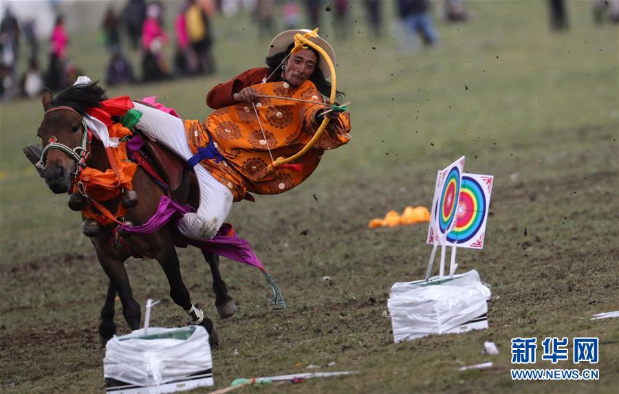 7월 30일 쓰촨(四川)성 리탕(理塘)현 81경마축제 현장, 한 장족(藏族) 남성이 말 위에서 활을 쏘고 있다. [사진 출처: 신화망]