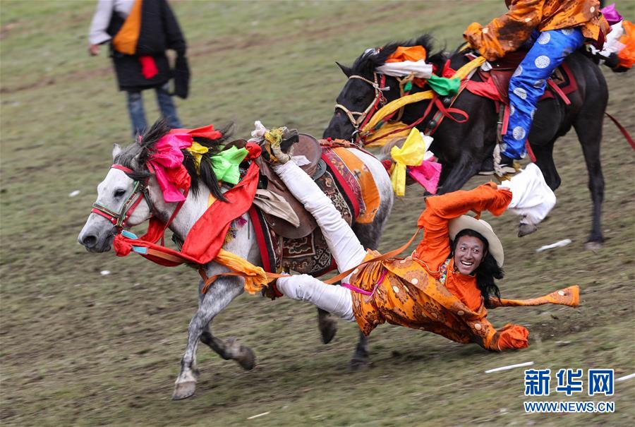 7월 30일 쓰촨(四川)성 리탕(理塘)현 81경마축제 현장, 한 장족(藏族) 남성이 등리장신(鐙裏藏身) 기술을 선보이고 있다. [사진 출처: 신화망]