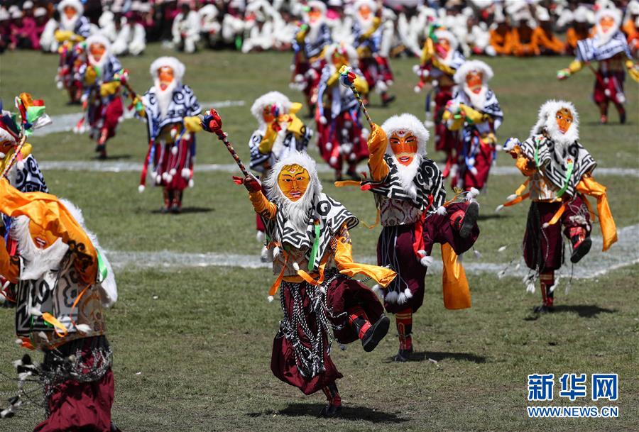 7월 30일 쓰촨(四川)성 리탕(理塘)현 81경마축제 현장, 현지 공연가들이 축제 개막식 공연을 하고 있다. [사진 출처: 신화망]