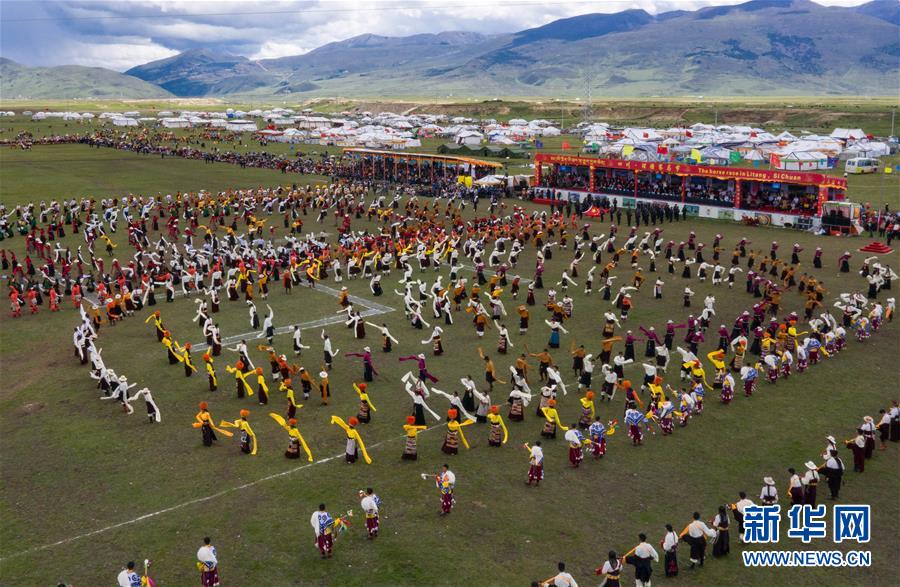 7월 30일 쓰촨(四川)성 리탕(理塘)현 81경마축제 현장, 사람들이 개막식 현장에서 장족(藏族) 민속춤인 궈좡우(鍋莊舞) 공연을 펼치고 있다. [사진 출처: 신화망]