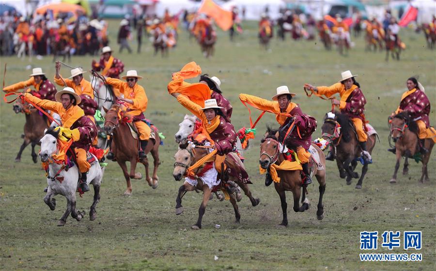 7월 30일 쓰촨(四川)성 리탕(理塘)현 81경마축제 현장, 장족(藏族) 남성들이 말을 타고 초원 위를 달리고 있다. [사진 출처: 신화망]