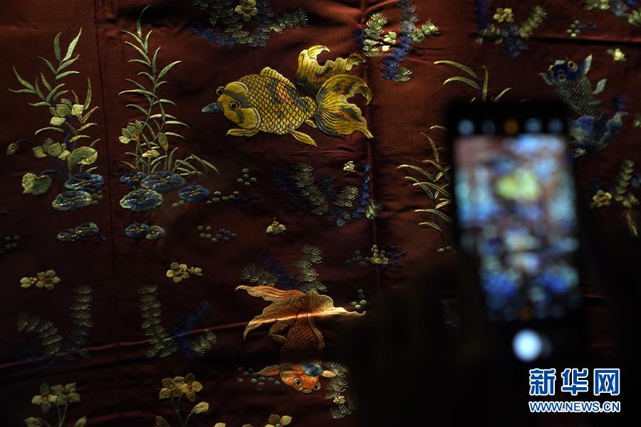 7월 30일 고궁박물원(故宮博物院) 연희궁(延禧宮)에서 촬영한 금붕어가 새겨진 옷감 [사진 출처: 신화망]