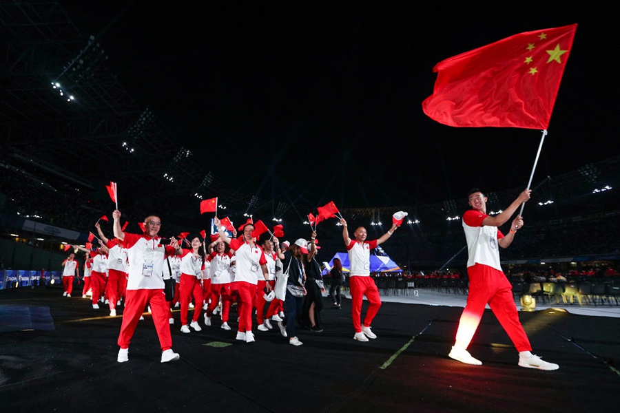 7월 3일 중국 유니버시아드 대표팀 선수들이 2019 나폴리 하계유니버시아드 개막식장에 입장을 하고 있다. [사진 출처: 신화사]